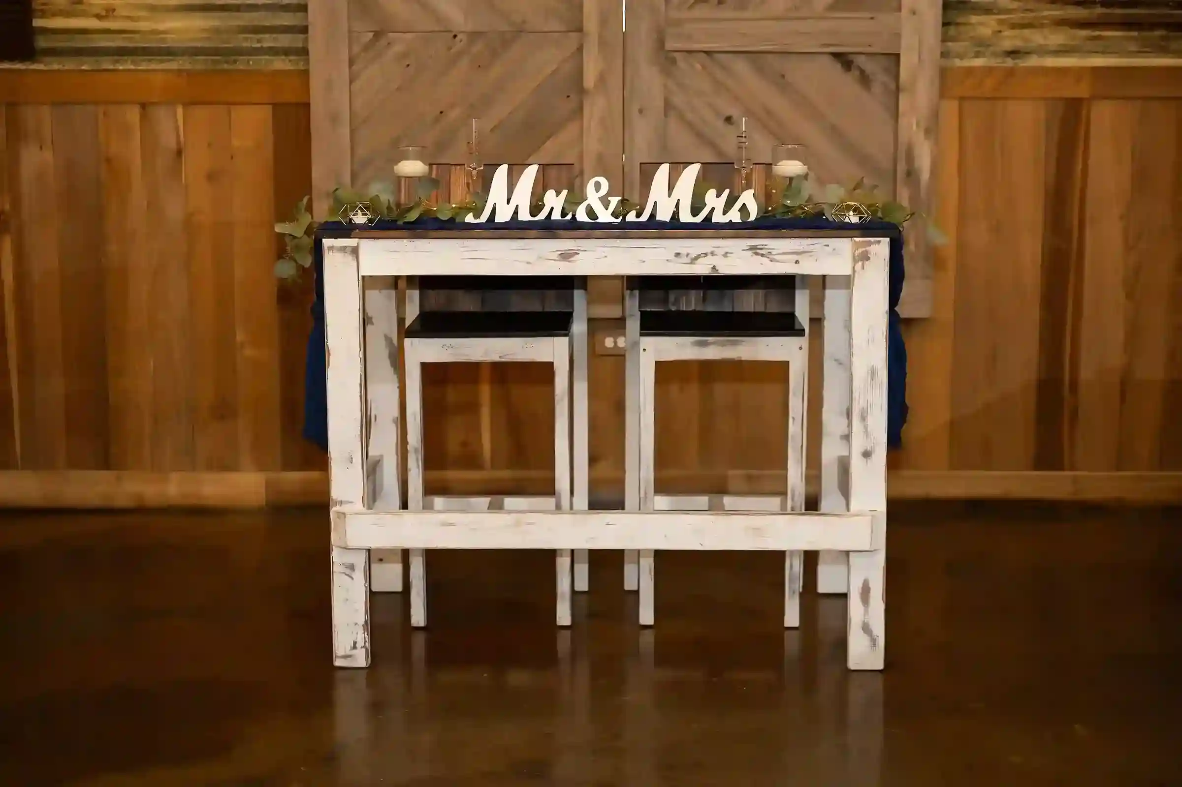 barn interior sweetheart table